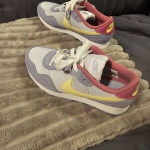 Nike MD Valiant GS 6.5/Womens 8